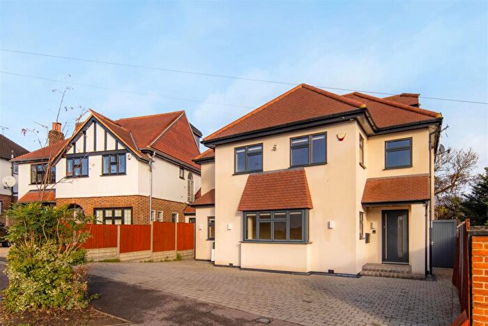 4 Bedroom Detached House To Rent In Denehurst Gardens, Woodford Green, IG8