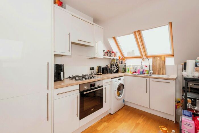 1 Bedroom Flat For Sale In High Street, Leatherhead, Surrey, KT22