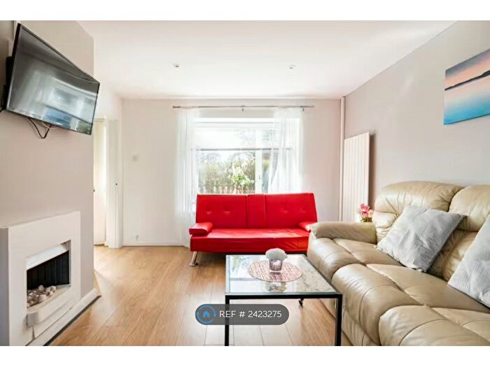 3 Bedroom Semi-Detached House To Rent In Oakfield, Stevenage, SG2