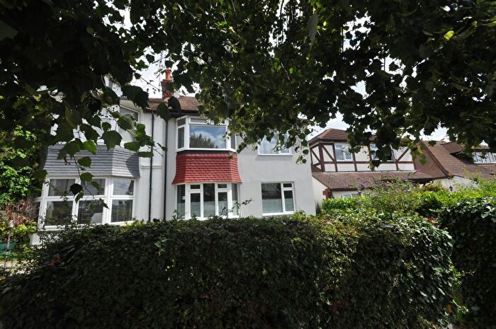 2 Bedroom Flat To Rent In Kingswood Chase, Leigh On Sea, Essex, SS9