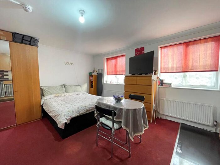 Studio To Rent In Pickard Close, Southgate, N14