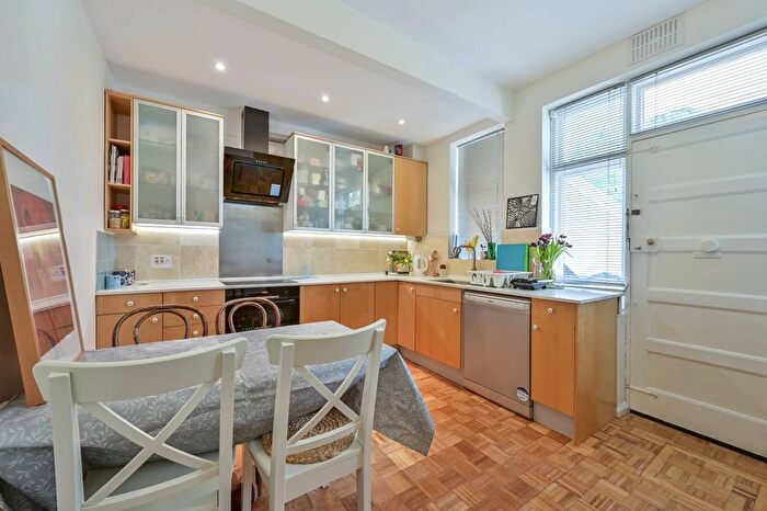 3 Bedroom Flat To Rent In Lytton Grove, Putney, London, SW15