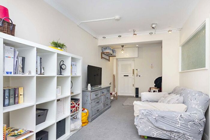 2 Bedroom Flat To Rent In Gledstanes Road, London, W14