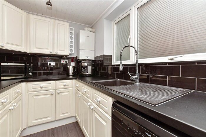 2 Bedroom Flat For Sale In Pampisford Road, Purley, Surrey, CR8