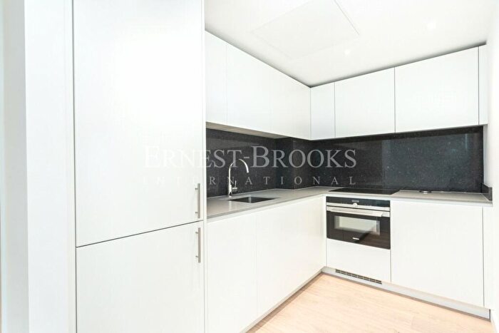 Apartment To Rent In Landmark Pinnacle, Marsh Wall, Canary Wharf, E14