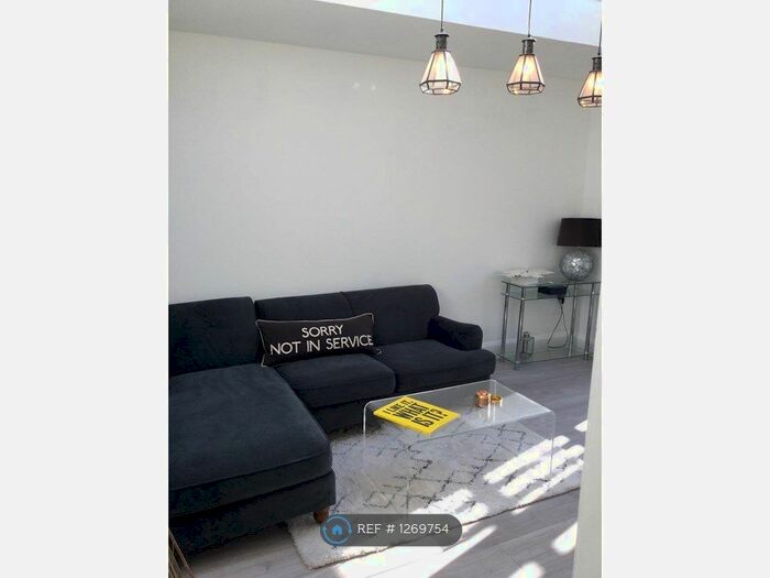 1 Bedroom Flat To Rent In Castle Road, Salisbury SP1