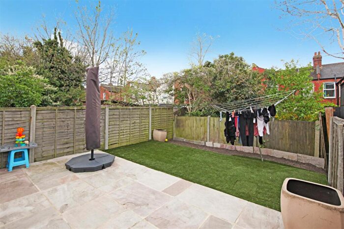 3 Bedroom Flat To Rent In Pine Road, London, NW2
