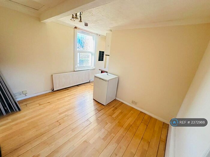 Studio To Rent In Eastern Road, London, RM1