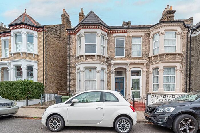 3 Bedroom Flat To Rent In Leander Road, Brixton, London, SW2