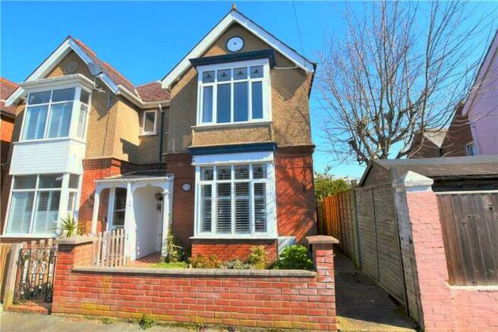 4 Bedroom Semi-Detached House To Rent In Consort Road, Cowes, PO31