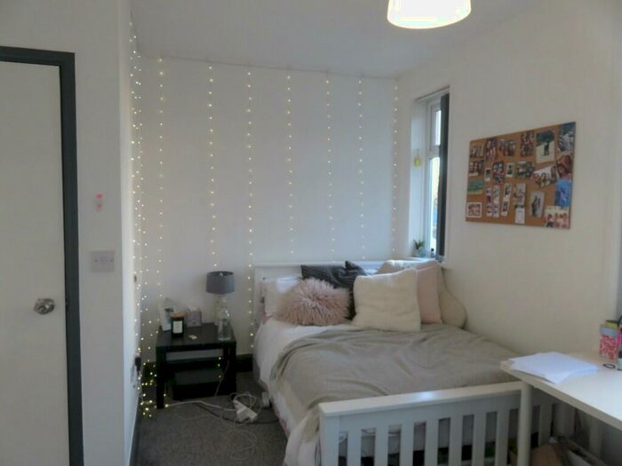 6 Bedroom Semi-Detached House To Rent In Rolleston Drive, Nottingham, Nottinghamshire, NG7