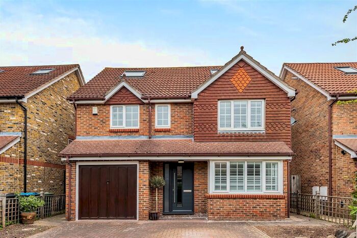 4 Bedroom Detached House To Rent In Manston Grove, Kingston Upon Thames, KT2
