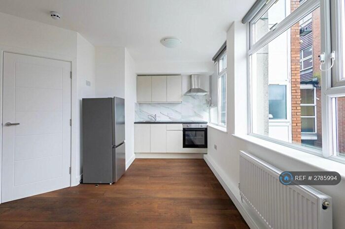 Studio To Rent In Ballards Lane, London, N3
