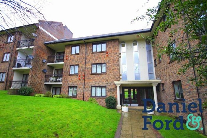 3 Bedroom Flat To Rent In Clandon Gardens, London, N3