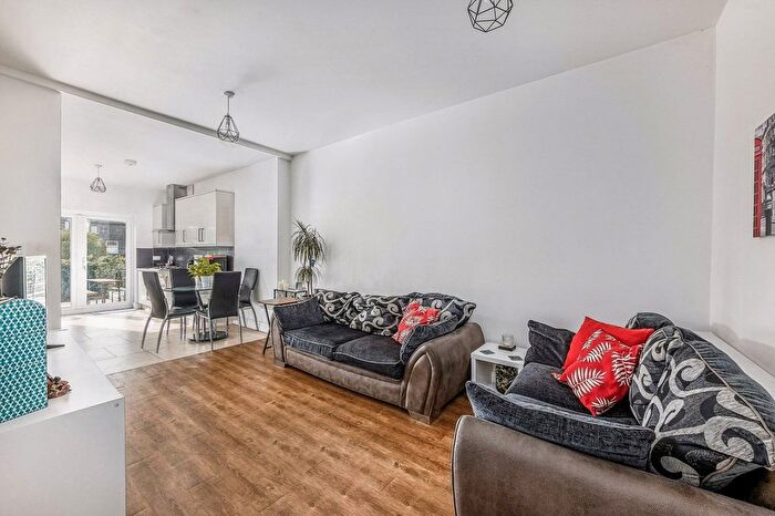 3 Bedroom Flat To Rent In Lynton Road, London, W3