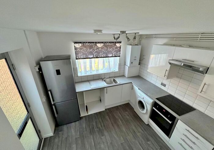 1 Bedroom Flat To Rent In Westlea Avenue, Watford, WD25
