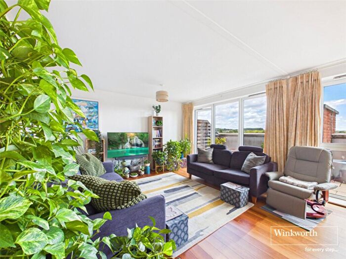 2 Bedroom Apartment For Sale In Park Way, Newbury, Berkshire, RG14
