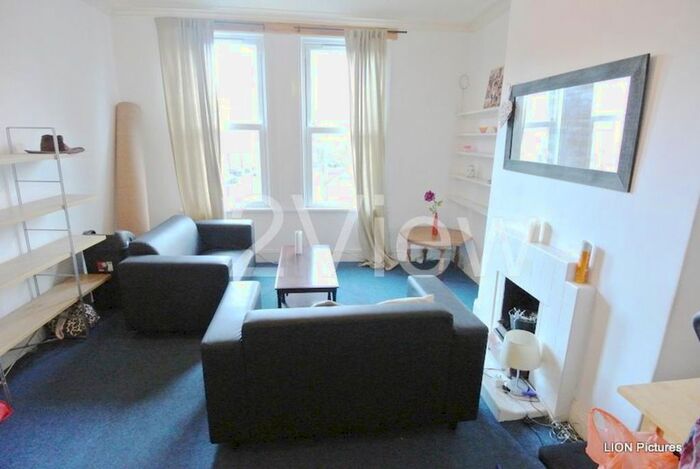 4 Bedroom Property To Rent In Blenheim Square, Leeds, West Yorkshire, LS2