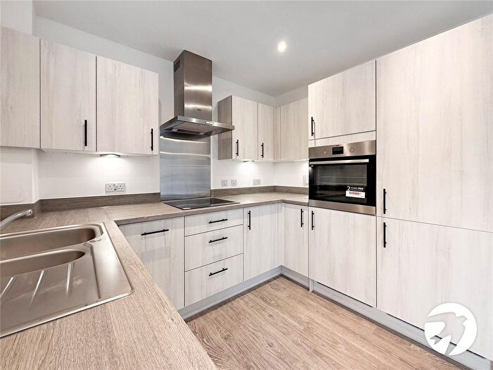 2 Bedroom Flat To Rent In Batesford Close, Kings Hill, West Malling, Kent, ME19