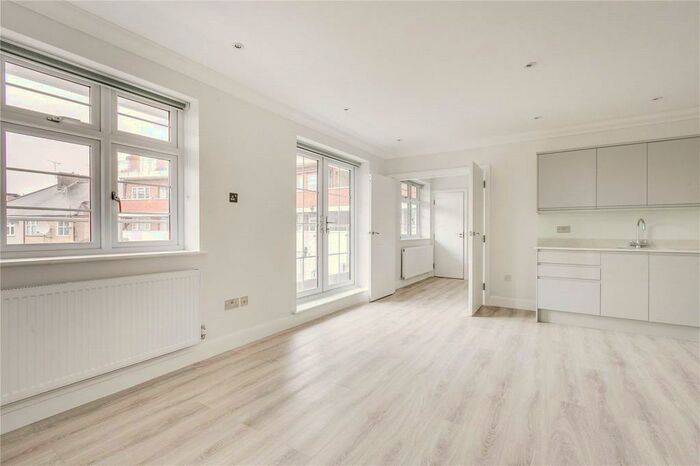 3 Bedroom Flat To Rent In Burleigh Parade, Burleigh Gardens, London, N14