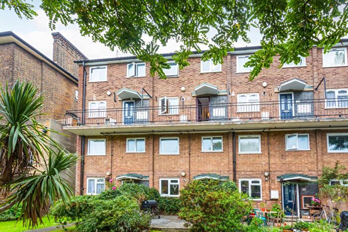 2 Bedroom Flat To Rent In Malins Court, Nightingale Lane, London, SW12