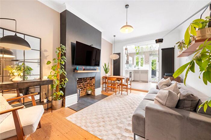 2 Bedroom Apartment For Sale In Glengarry Road, East Dulwich, London, SE22