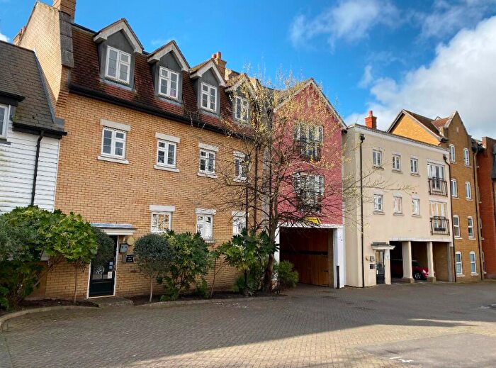 2 Bedroom Flat To Rent In Roche Close, Rochford, Essex, SS4