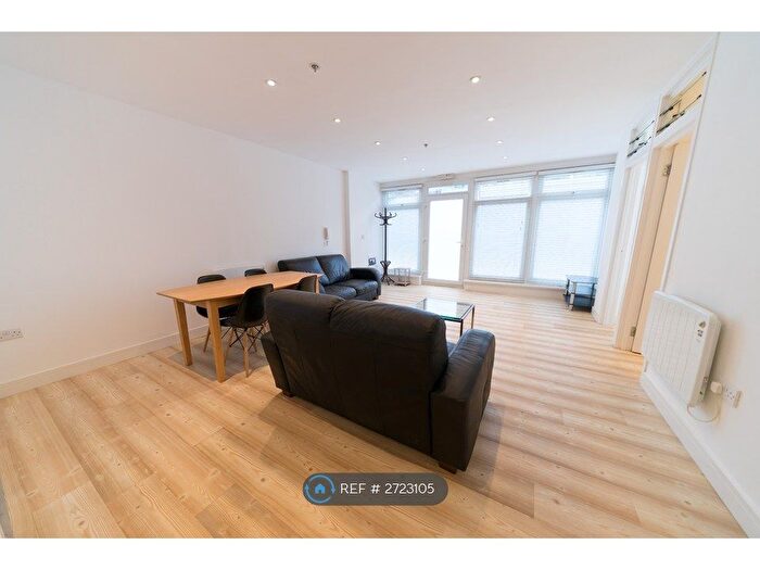3 Bedroom Flat To Rent In Mowlem Street, London, E2