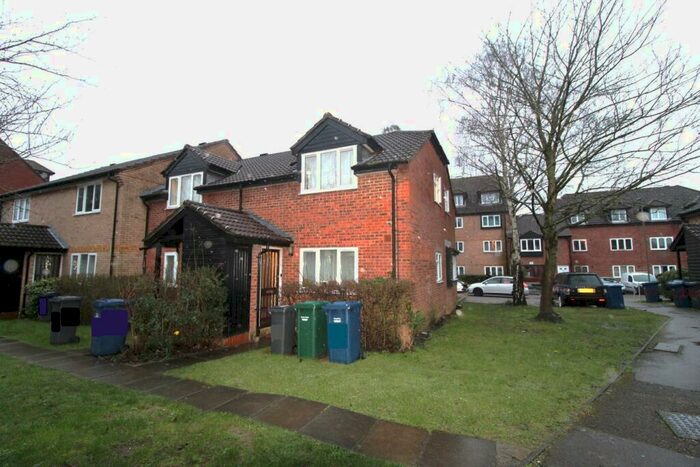 1 Bedroom Flat To Rent In Springwood Crescent, Edgware, HA8