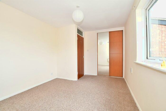 1 Bedroom Flat For Sale In Gilligan Close, Horsham, West Sussex, RH12