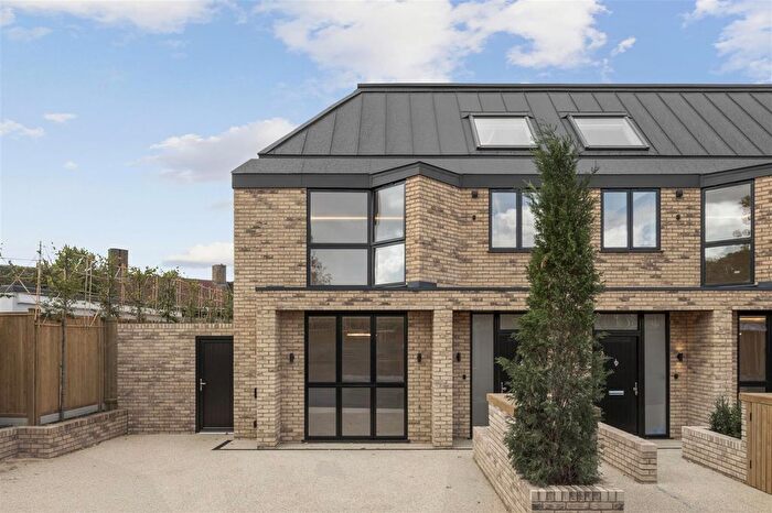 4 Bedroom Property For Sale In Winston Close, Haynt Walk, Raynes Park, SW20