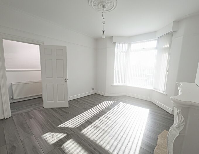 3 Bedroom Terraced House To Rent In Bed House In Chapel Avenue, L9