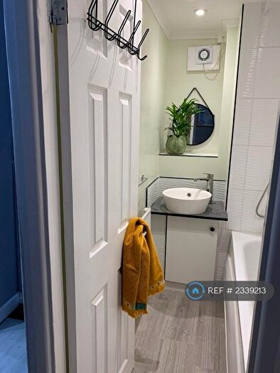 3 Bedroom Flat To Rent In Gower House, London, SE17