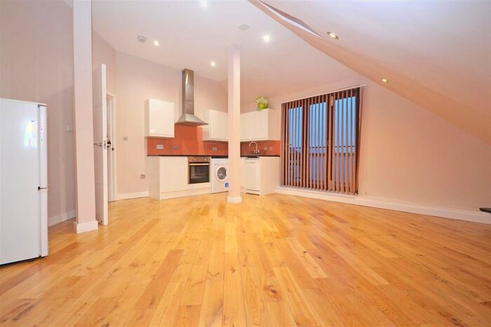 2 Bedroom Flat To Rent In St. Johns Road, Isleworth, TW7
