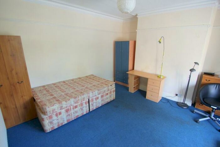 4 Bedroom Terraced House To Rent In Brudenell Road, Hyde Park, Leeds, LS6