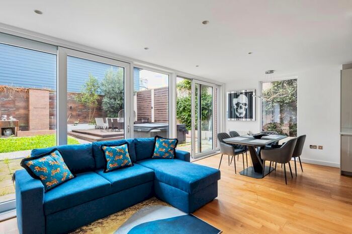 2 Bedroom Flat To Rent In Fergusson Mews, London, SW4