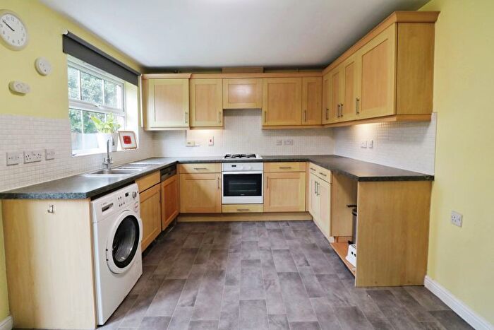 3 Bedroom Town House To Rent In Owen Close, Langley, Slough, SL3