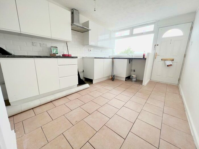 2 Bedroom Flat To Rent In Robin Way, Tile Kiln, Chelmsford, CM2