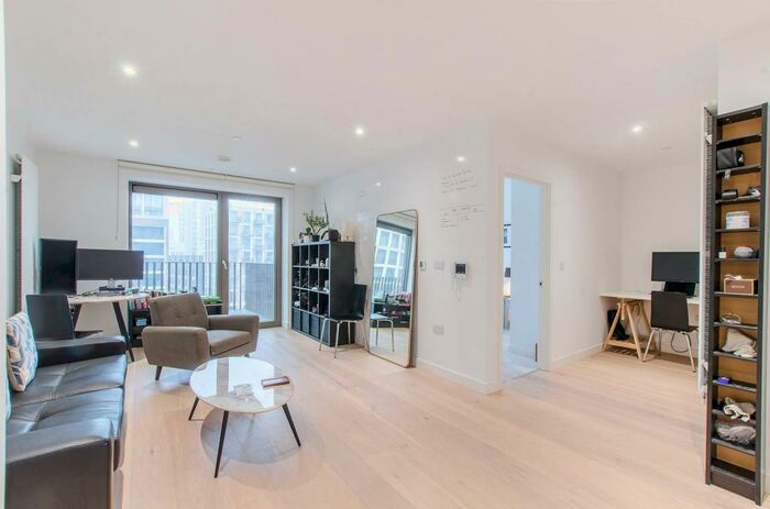1 Bedroom Flat To Rent In Pendant Court, Docklands, London, E16