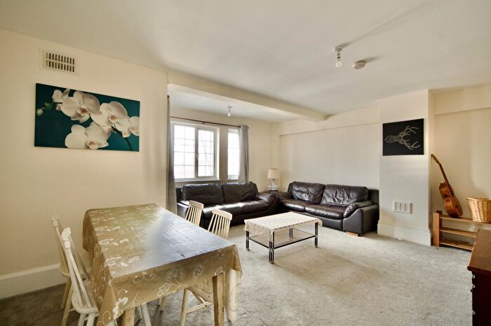 4 Bedroom Flat For Sale In Cheyne Close, London, NW4