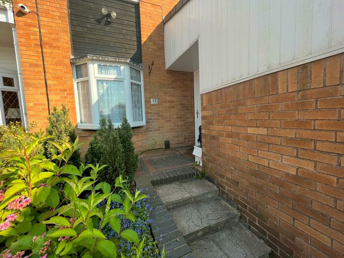 4 Bedroom House To Rent In Greenway Gardens, Birmingham, B38