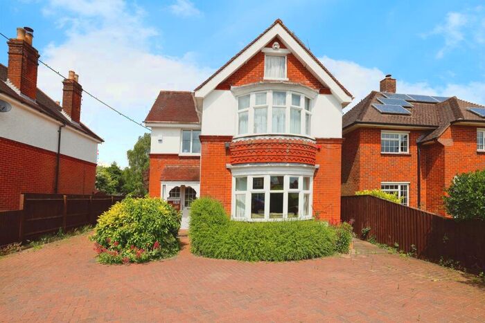 3 Bedroom Detached House For Sale In Weyhill Road, Andover, SP10