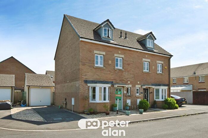 4 Bedroom Town House For Sale In Rhodfa'r Derw, Aberdare, CF44