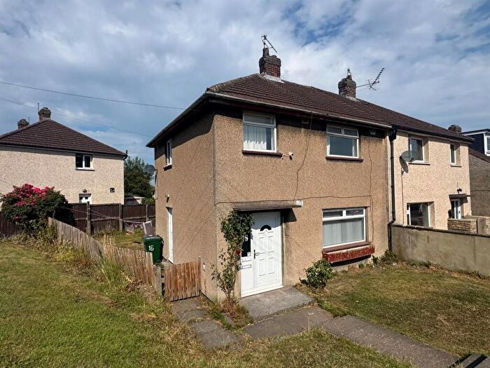 3 Bedroom Semi-Detached House To Rent In Summerlands Grove, Bradford, BD5