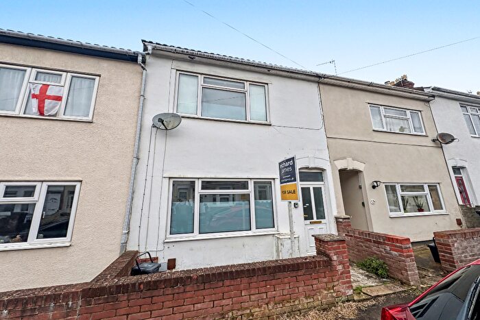 3 Bedroom Terraced House For Sale In William Street, Kingshill, Swindon, SN1
