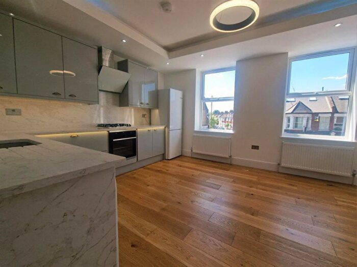 2 Bedroom Flat To Rent In Garratt Lane, London, SW18