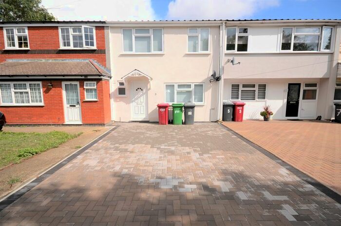 3 Bedroom Semi-Detached House To Rent In Cotswold Close, Slough, SL1