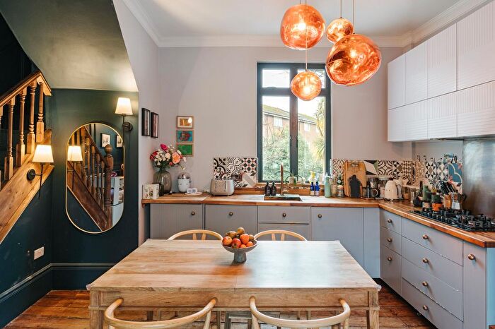 3 Bedroom Maisonette For Sale In Victoria Park Road, Hackney, E9