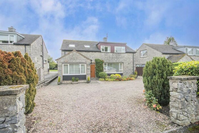 4 Bedroom Detached House For Sale In Station Road, Great Longstone, Bakewell, DE45