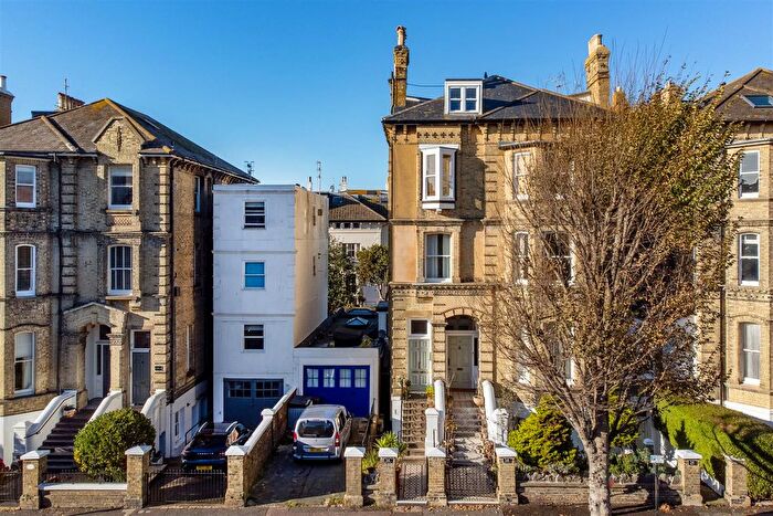 3 Bedroom Flat For Sale In Fourth Avenue, Hove, BN3